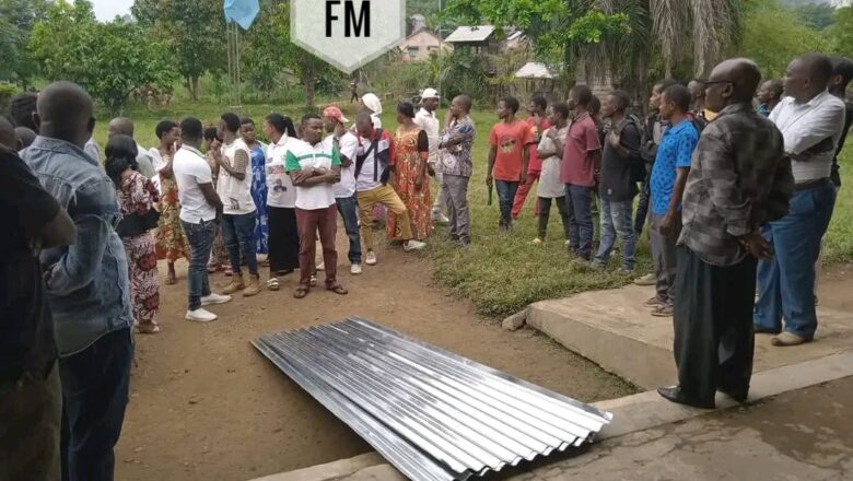 Urgente assistance pour l’école ILILU: Le secteur des Wanianga fournit des tôles pour réparer la toiture endommagée