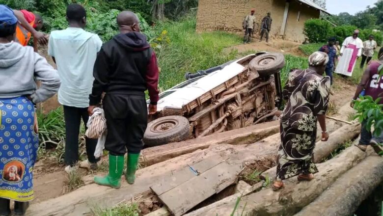 Miracle sur la route: L’Abbé Arsène Munembwe et Monseigneur Willy Ngumbi échappent à un grave accident près d’Itebero