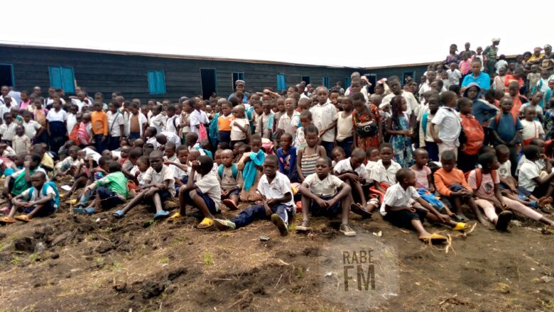 Un Avenir Scolaire pour les Déplacés de Bulengo : La Générosité du Sénateur Papy Machozi (remise d’une école)